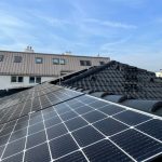 Photovoltaik Module auf einem Ziegeldach in Österreich, in der Nähe von Wien