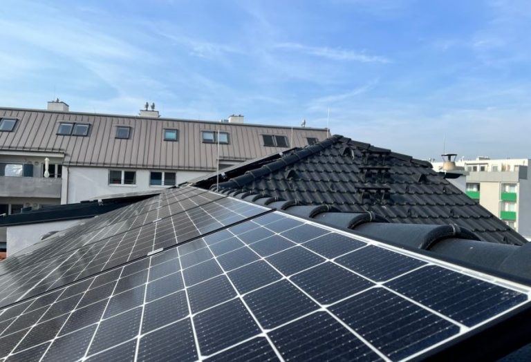 Photovoltaik Module auf einem Ziegeldach in Österreich, in der Nähe von Wien