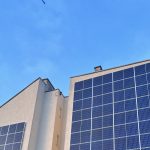 Photovoltaikfassade auf einem Mehrfamilienhaus in Wien. Perfekt für Energeigemeinschaften