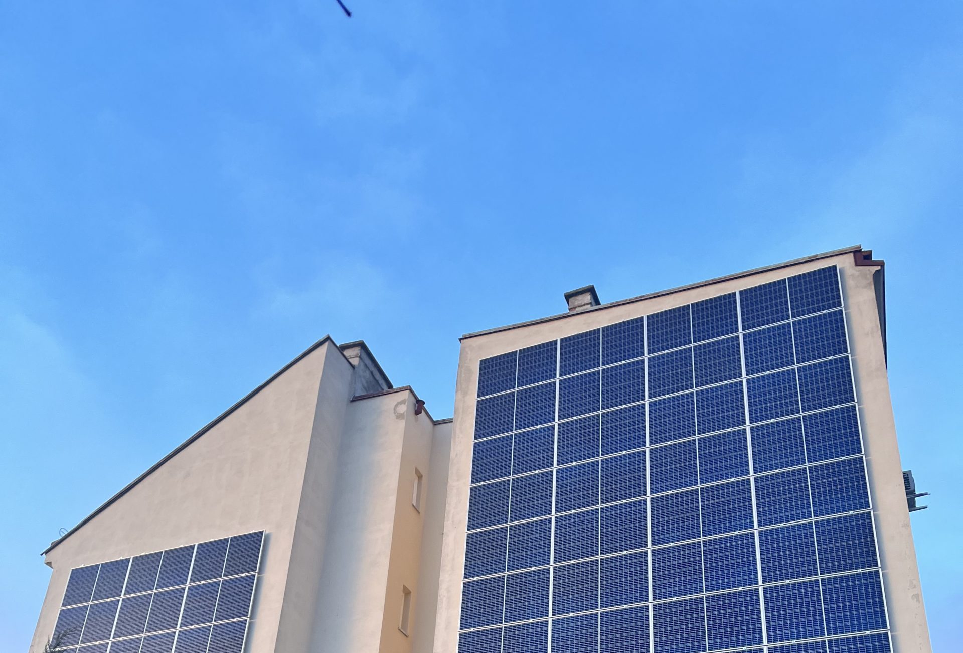 Photovoltaikfassade auf einem Mehrfamilienhaus in Wien. Perfekt für Energeigemeinschaften