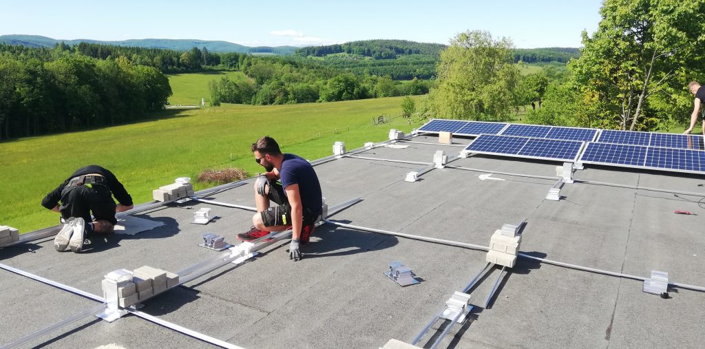 PV Monteur errichtet Ost-West Anlage