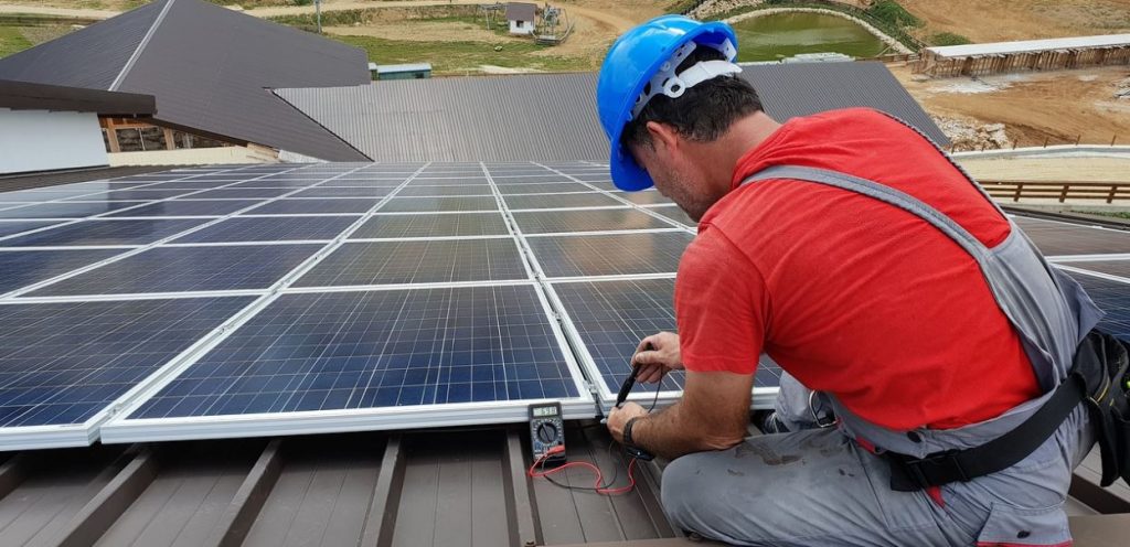 Photovoltaik Monteur mit einem Meßgerät