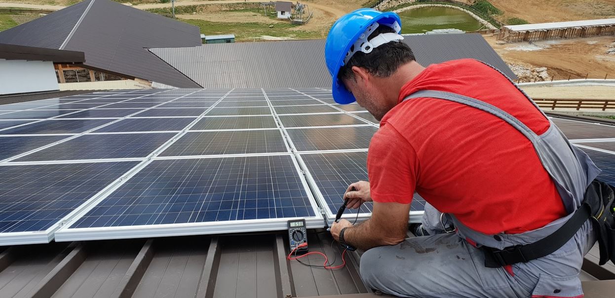 PV-Monteur bei Flachdachinstallation