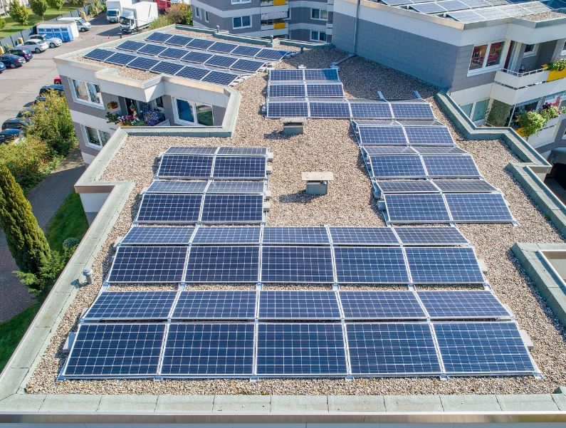 Photovoltaik Anlage auf einem Flachdach mit Kies