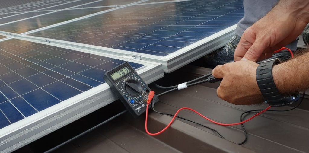 Die Messung der Spannung eines PV String