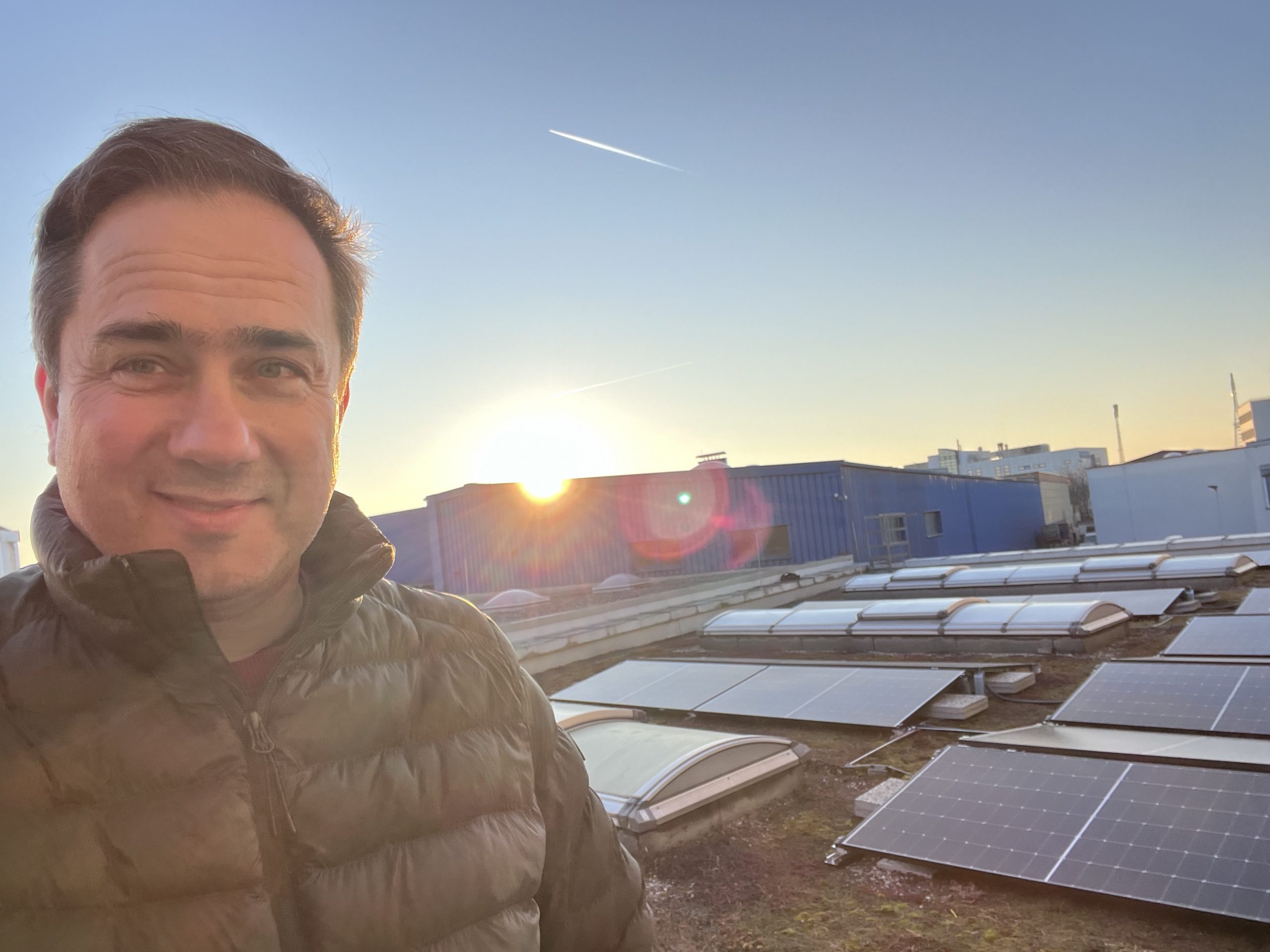 PV Anlage auf einem Flachdach für Gewebe nach Normen und Vorschriften geplant und errichtet. Mit Ost West Aufständerung