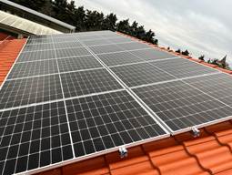 Photovoltaik Anlage auf einem Einfamilienhaus. Das Satteldach ist mit Ziegel gedeckt. Jedes Dach erfordert die richtige Unterkonstruktion