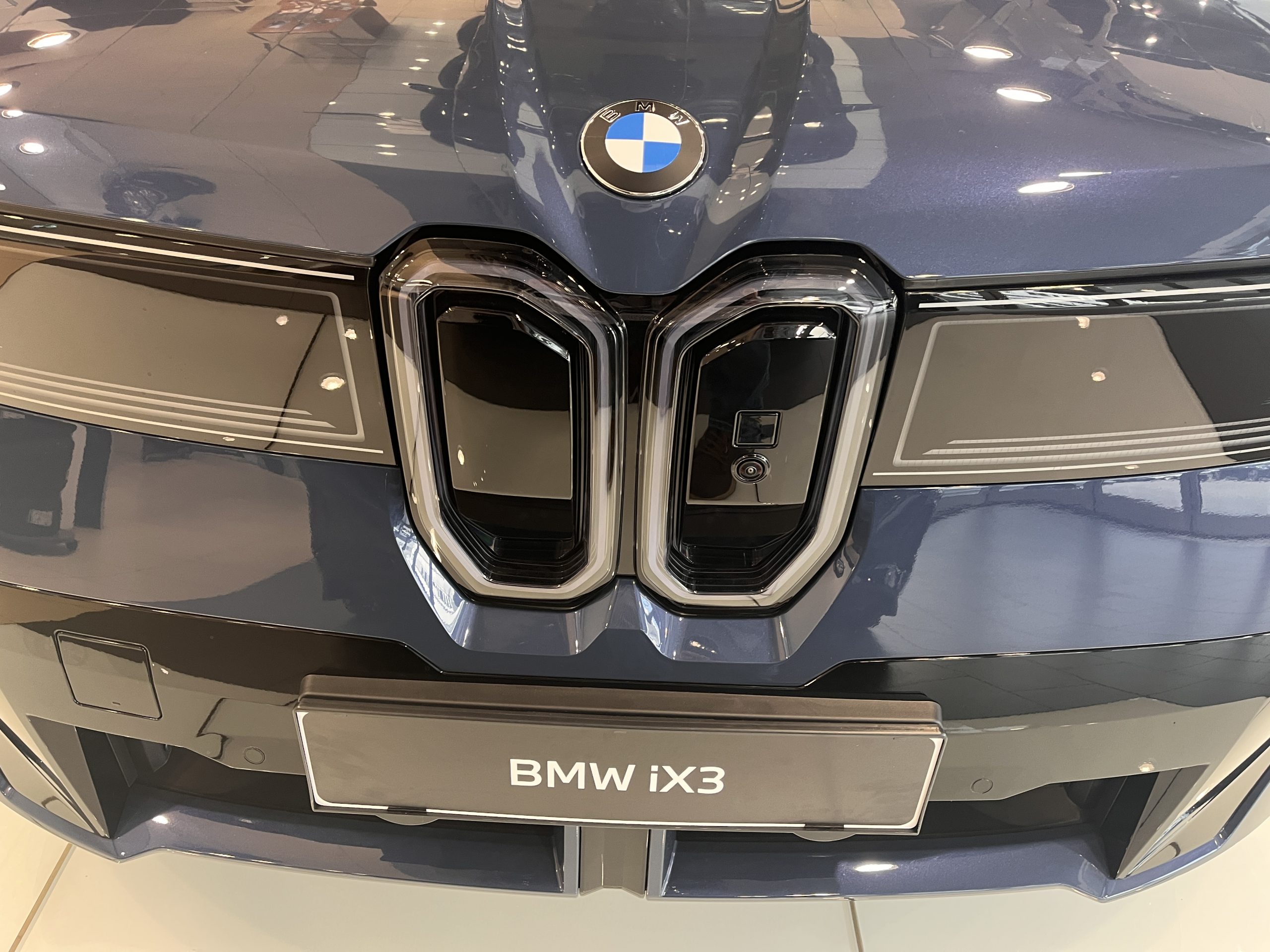 BMW iX3 Front mit Ladeklappe – Ladeanschluss für bidirektionale DC-Wallbox V2H und V2G