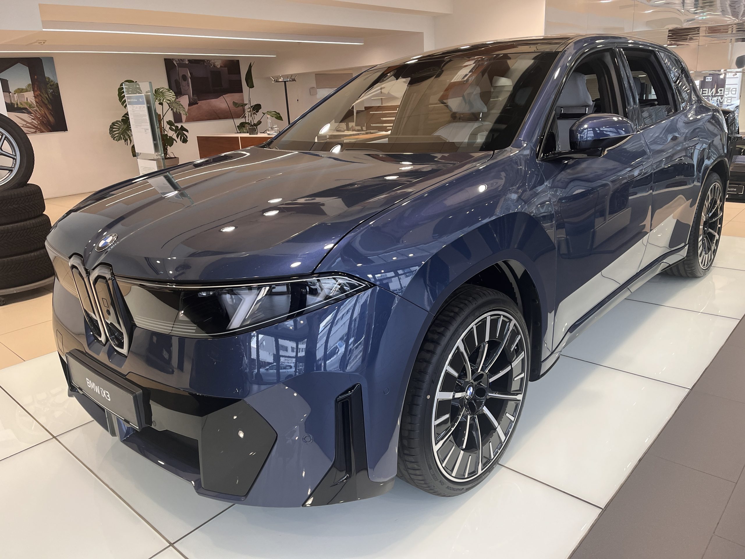 BMW iX3 Seitenansicht – Elektro-SUV mit 800-Volt-Architektur und 108,7 kWh Akku