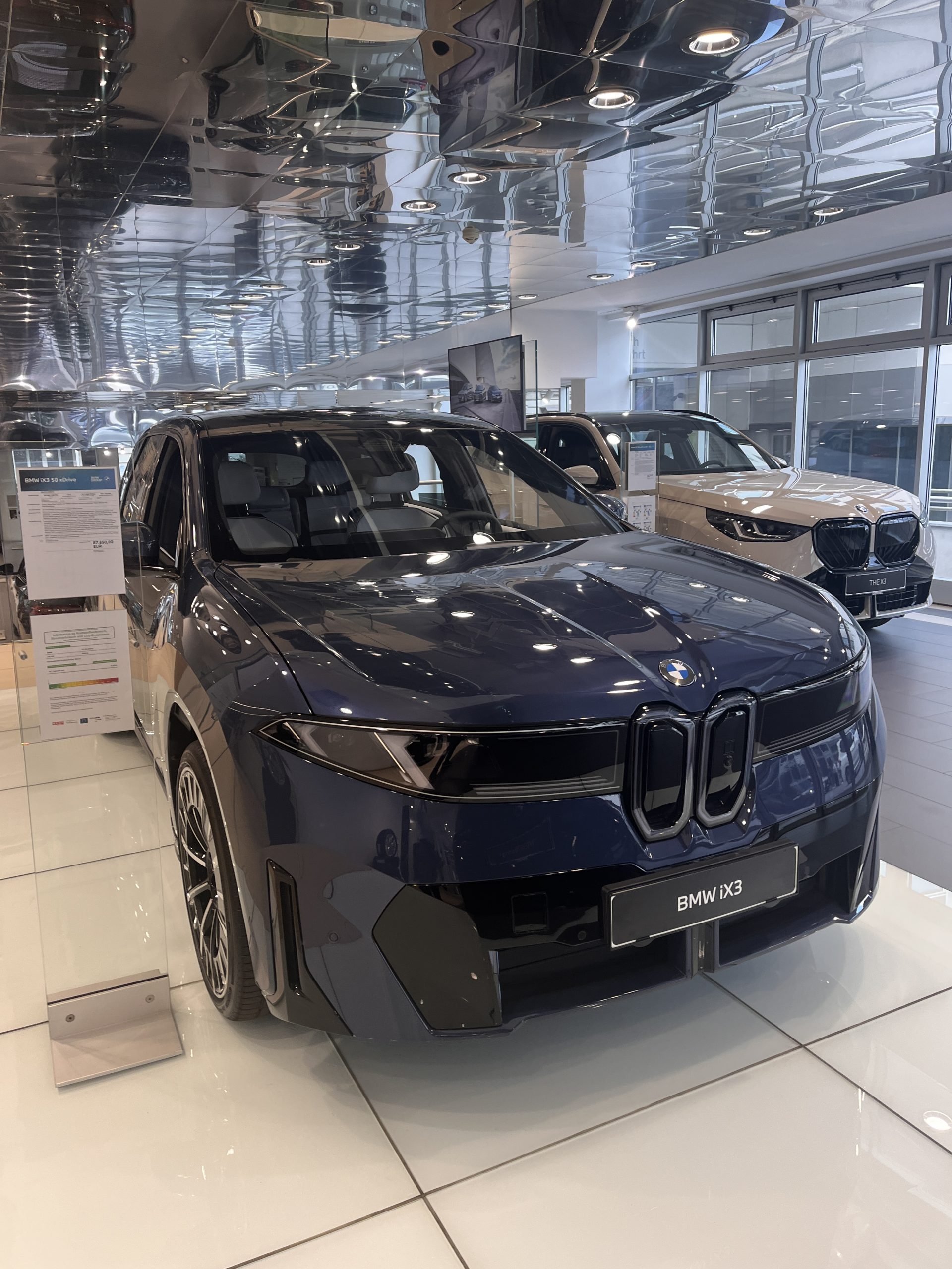 BMW iX3 Neue Klasse Vorderansicht – Elektro-SUV mit bidirektionalem Laden V2H, V2G und V2L