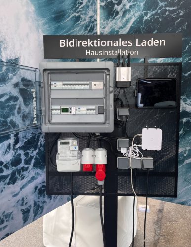 Das ist die Schaltgerätekombination mit elektronischem Zweirichtungszähler (Smart Meter) und Drahtloser Internetverbindung für Bidirektionales laden V2H