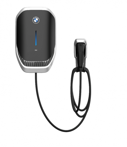 Das ist die BMW Wallbox Professionell. So wird jetzt der BMW iX3 und andere künftige BMW Modelle durch bidi rektionales Laden zum einem smarten Stromspeicher Energiespeicher für daheim. Die Wallbox unterstützt Vehicle to-Home (V2H) und ist für Vehicle to Grid (V2G) vorbereitet. Zudem verfügt sie über einen integrierten Wechselrichter, der den Gleichstrom aus der Fahrzeugbatterie in Wechselstrom für das Haus- oder Strom netz umwandelt