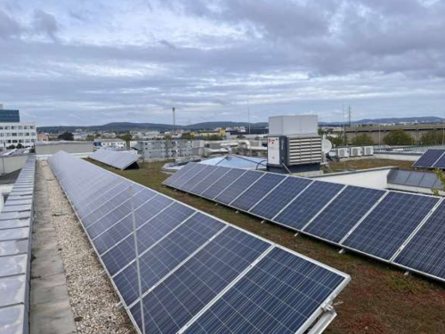 Dieses Gründach in Wien produzierte seit mehr als 10 Jahren Photovoltaik Strom in 1230 Wien Liesing. Die Südliche Ausrichtung der PV Module sorgte für idealen Strombezug bis zuletzt. Im Jahr 2023 haben wir die Module gegen leistungsfähigere getauscht- in Zusammenarbeit mit der Firma AES Energietechnik