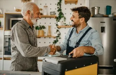 Servicetechniker berät einen Hausbesitzer vor Ort zu seiner Energieanlage